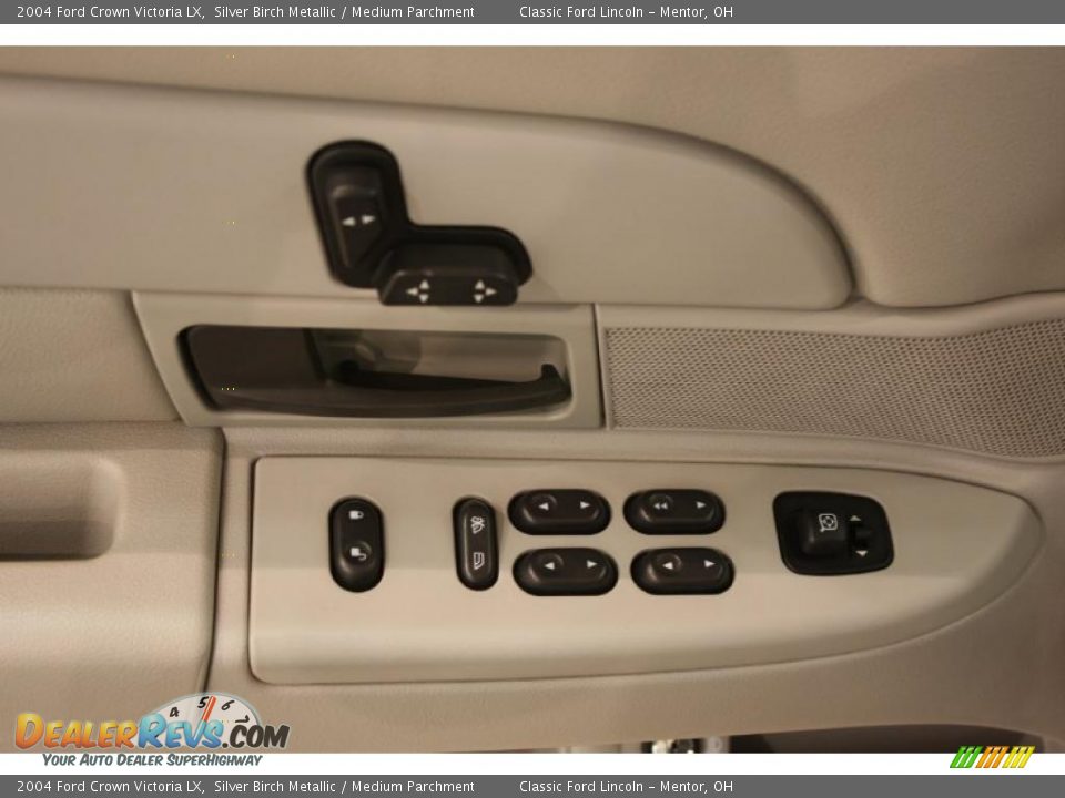 Controls of 2004 Ford Crown Victoria LX Photo #10