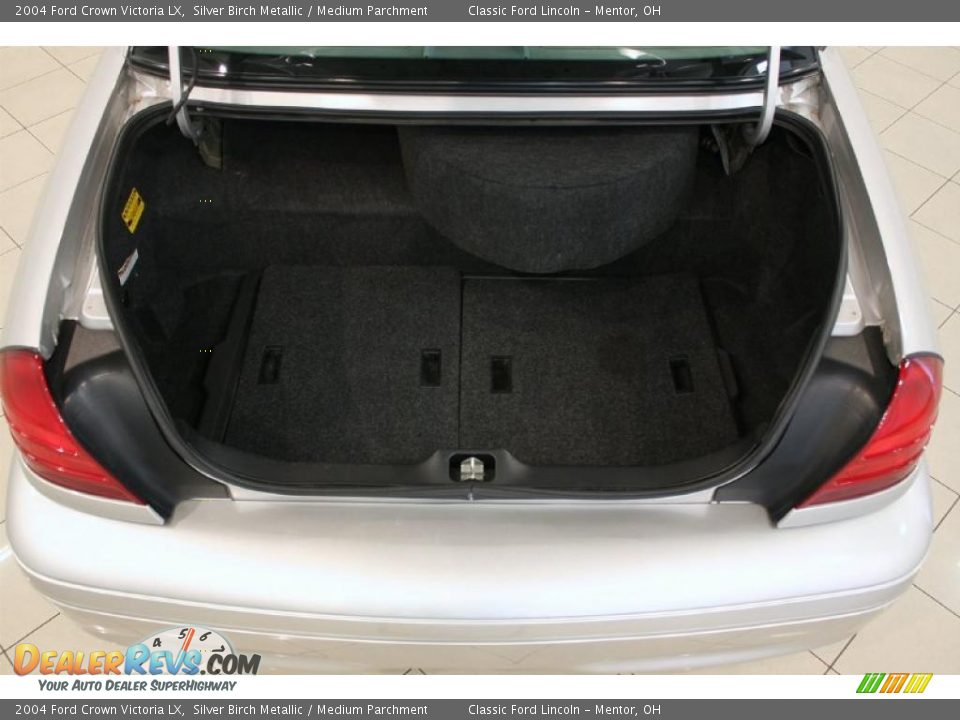 2004 Ford Crown Victoria LX Trunk Photo #21