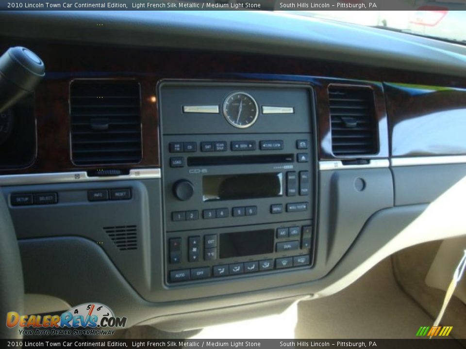 2010 Lincoln Town Car Continental Edition Light French Silk Metallic / Medium Light Stone Photo #13