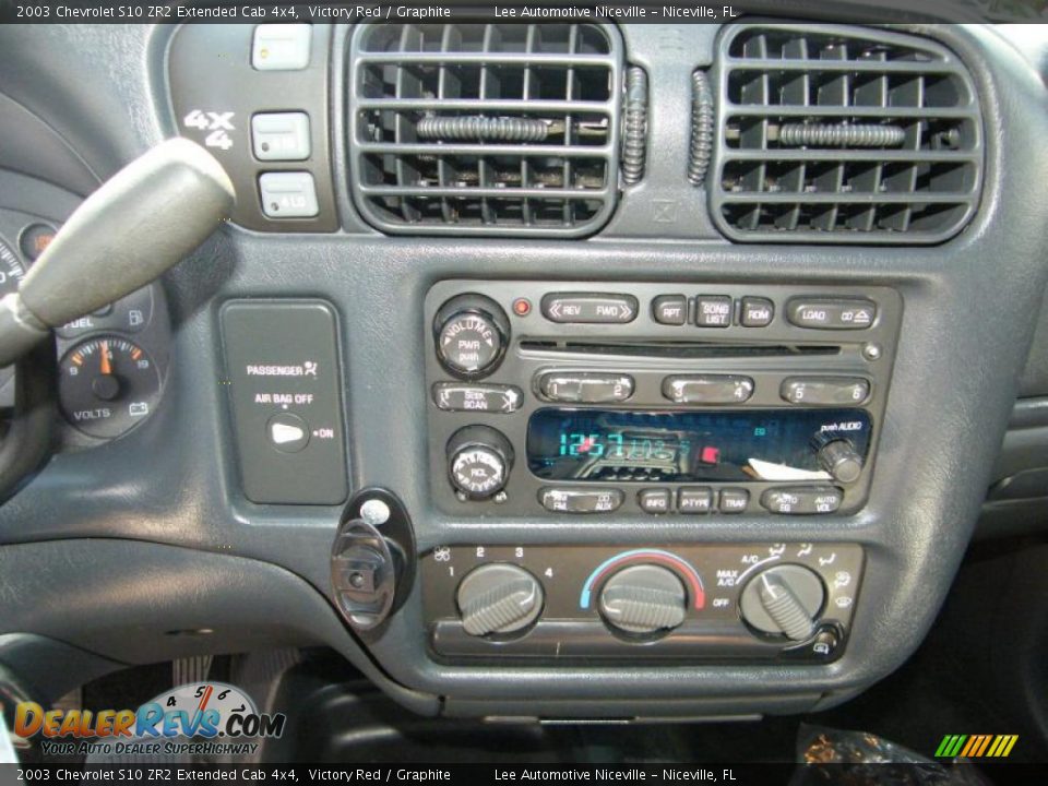 Controls of 2003 Chevrolet S10 ZR2 Extended Cab 4x4 Photo #20