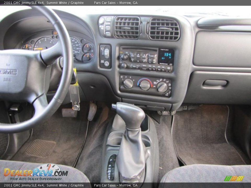 Dashboard of 2001 GMC Jimmy SLE 4x4 Photo #12