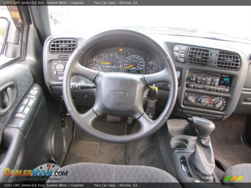 Dashboard of 2001 GMC Jimmy SLE 4x4 Photo #13