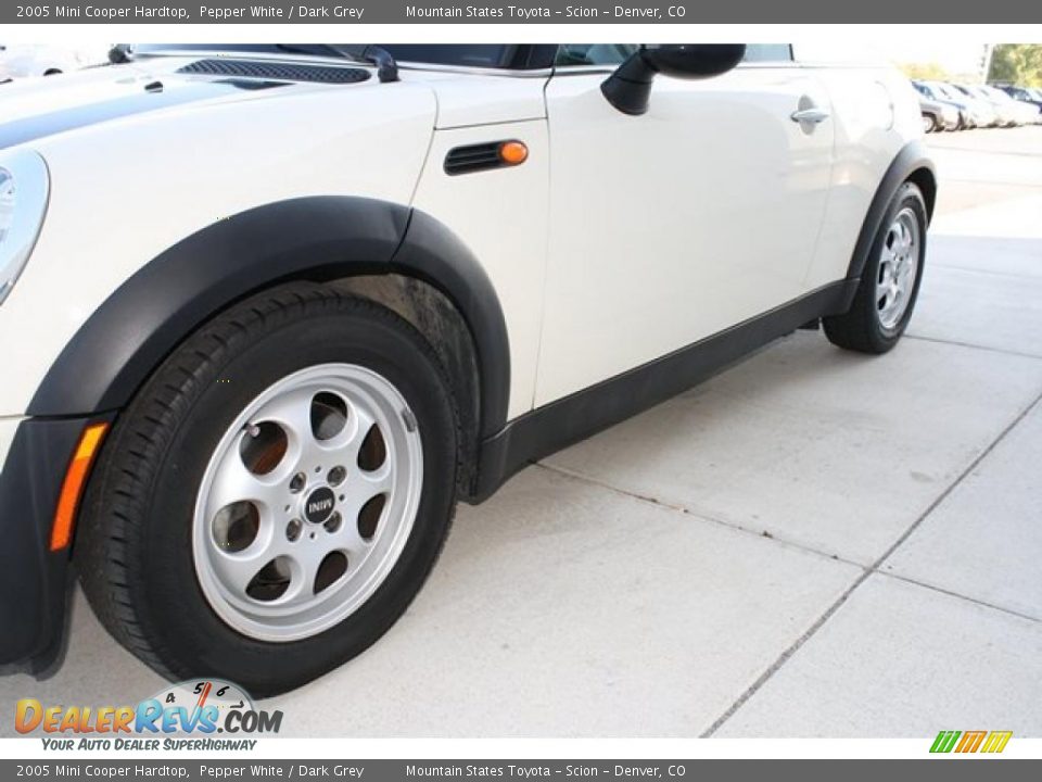 2005 Mini Cooper Hardtop Pepper White / Dark Grey Photo #35