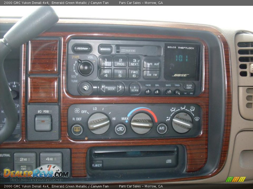 Controls of 2000 GMC Yukon Denali 4x4 Photo #15