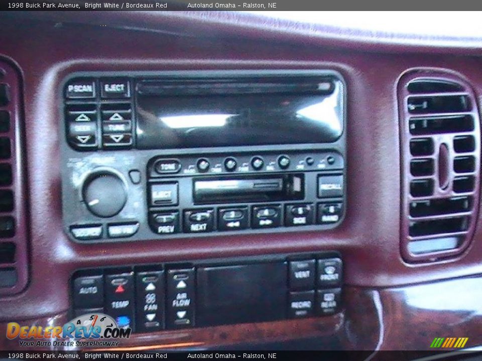 Controls of 1998 Buick Park Avenue  Photo #27