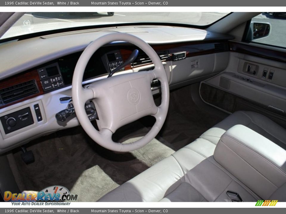 Dashboard of 1996 Cadillac DeVille Sedan Photo #8