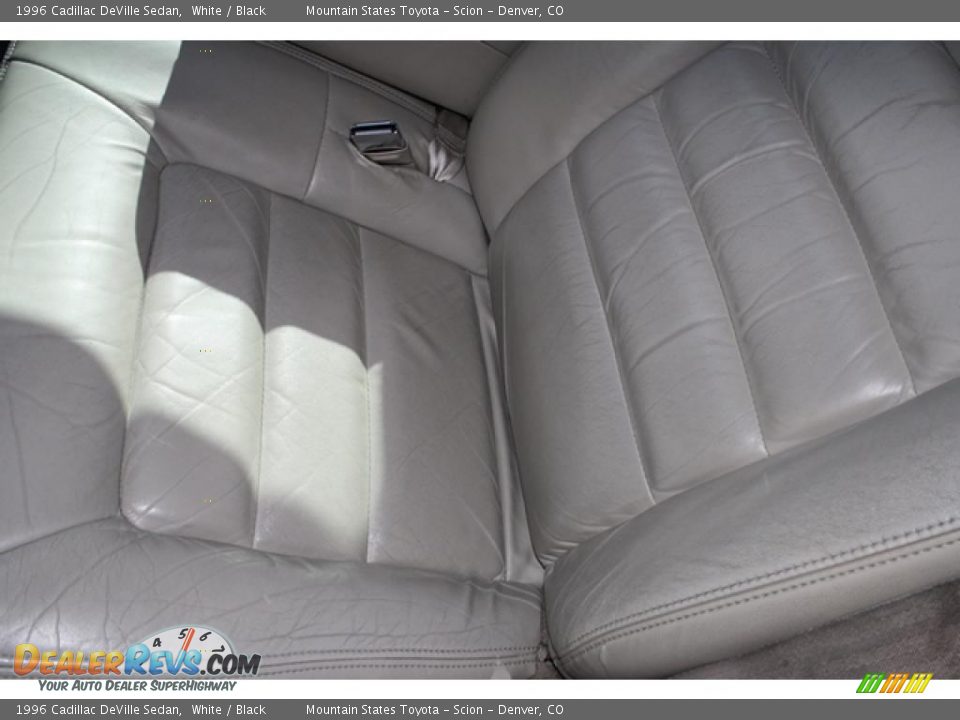 1996 Cadillac DeVille Sedan White / Black Photo #11