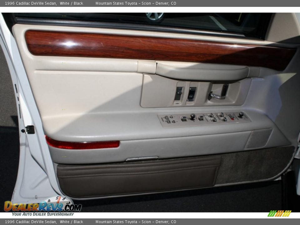 1996 Cadillac DeVille Sedan White / Black Photo #14