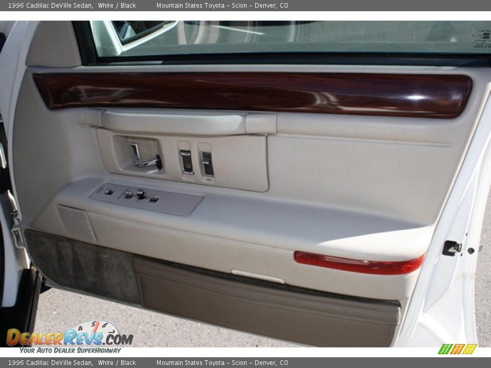 1996 Cadillac DeVille Sedan White / Black Photo #15