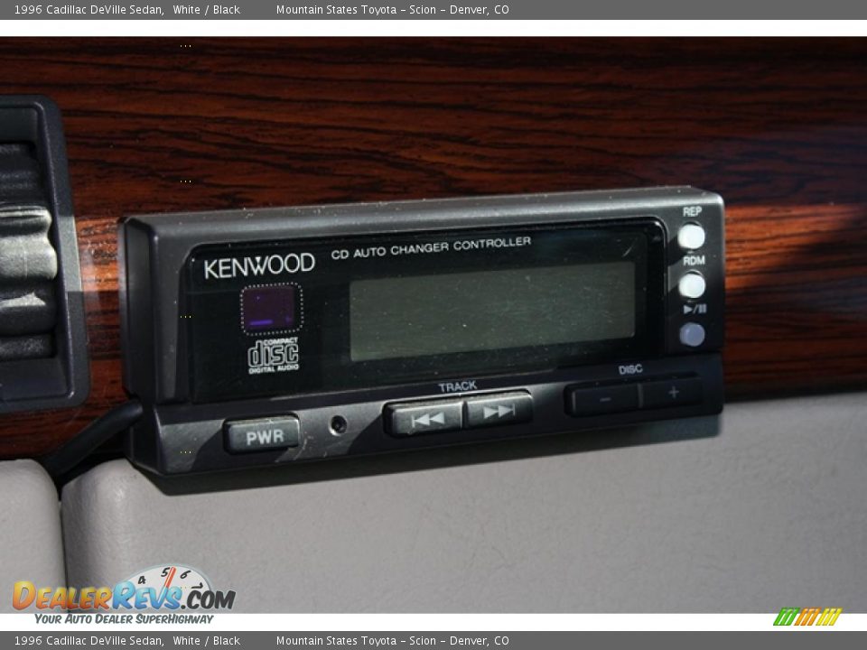 1996 Cadillac DeVille Sedan White / Black Photo #19