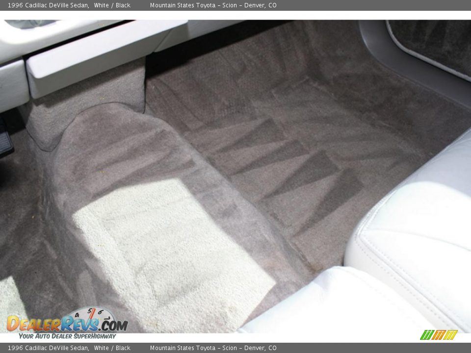 1996 Cadillac DeVille Sedan White / Black Photo #21