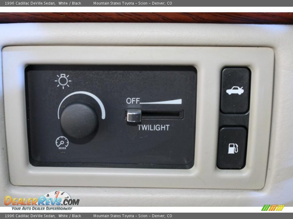 1996 Cadillac DeVille Sedan White / Black Photo #22