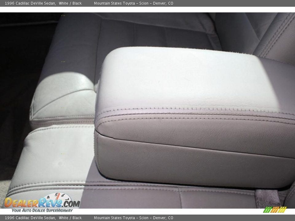 1996 Cadillac DeVille Sedan White / Black Photo #23