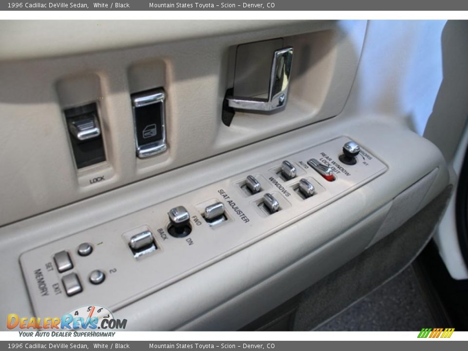 Controls of 1996 Cadillac DeVille Sedan Photo #26