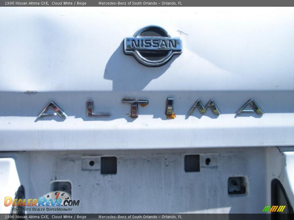 1996 Nissan Altima GXE Cloud White / Beige Photo #9