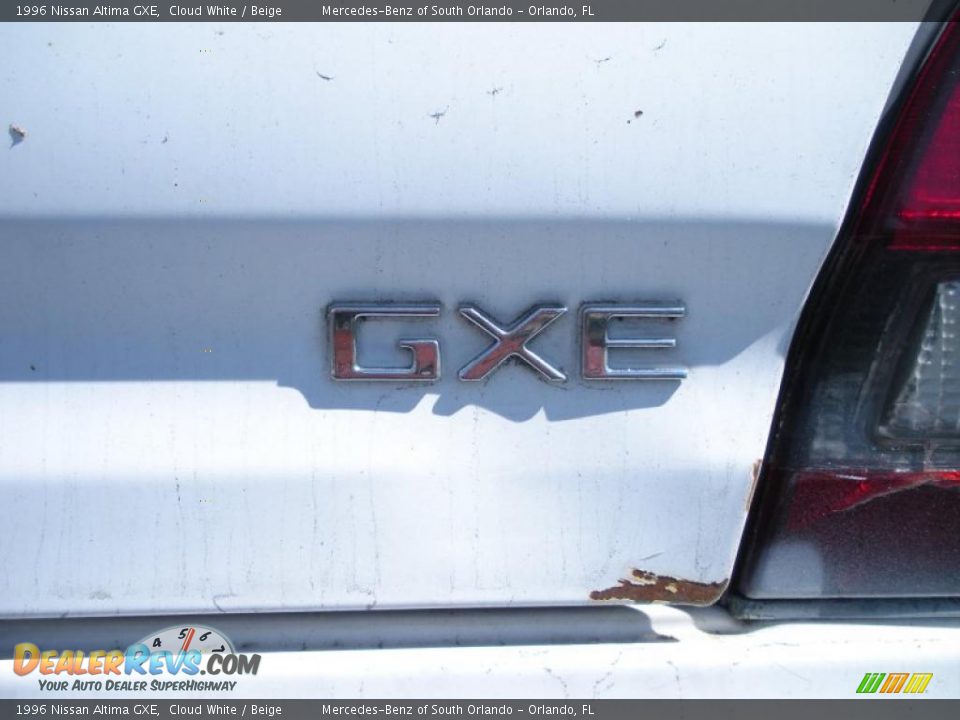 1996 Nissan Altima GXE Cloud White / Beige Photo #10