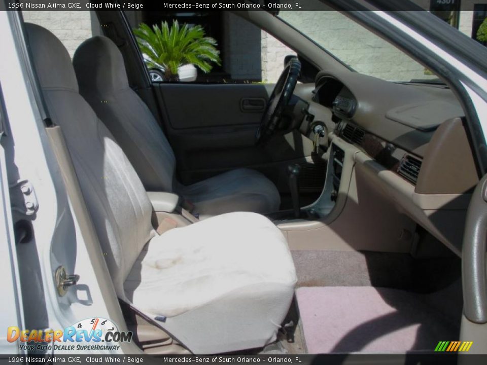 1996 Nissan Altima GXE Cloud White / Beige Photo #16