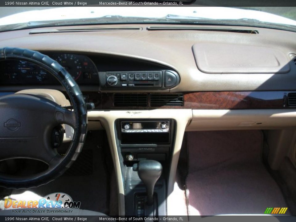 1996 Nissan Altima GXE Cloud White / Beige Photo #18