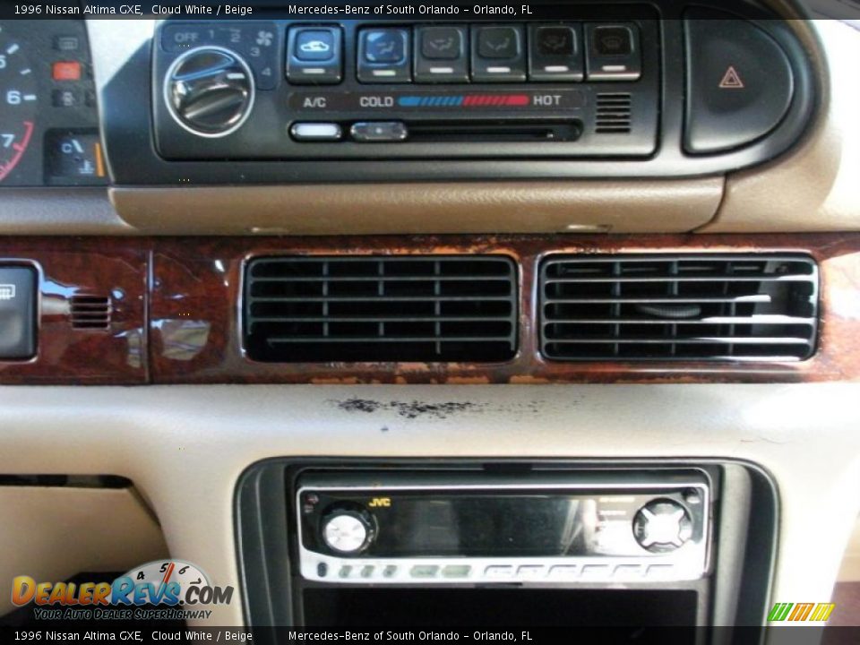 1996 Nissan Altima GXE Cloud White / Beige Photo #22
