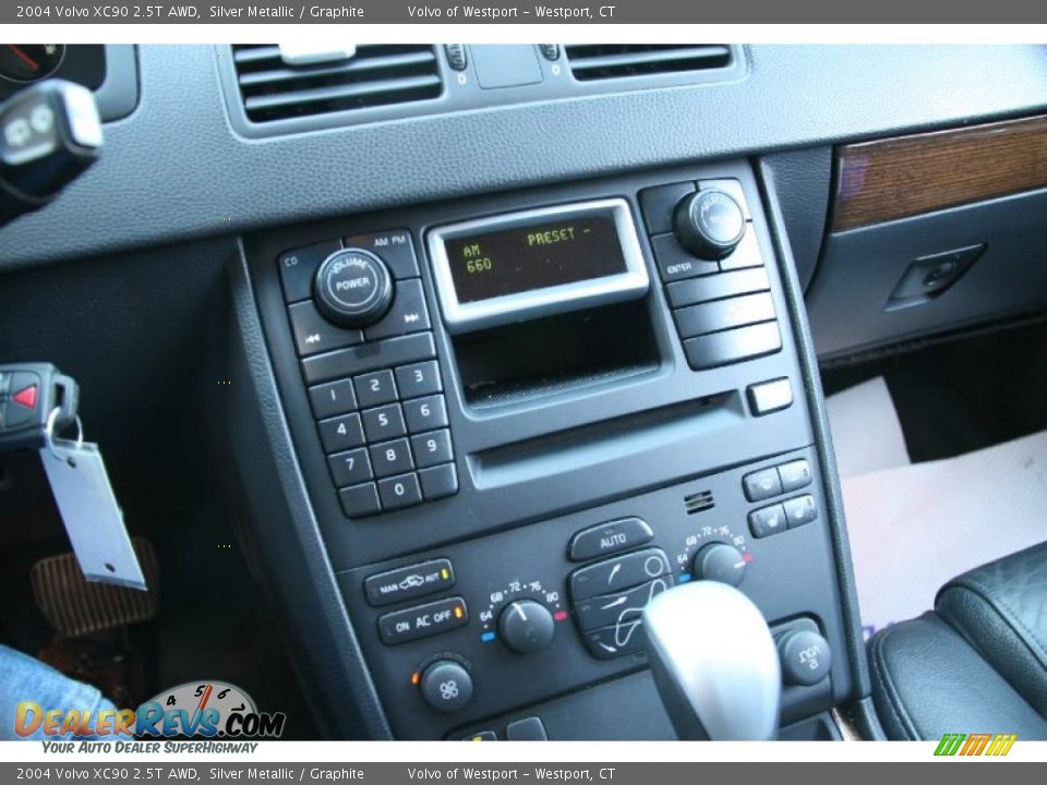 Controls of 2004 Volvo XC90 2.5T AWD Photo #16