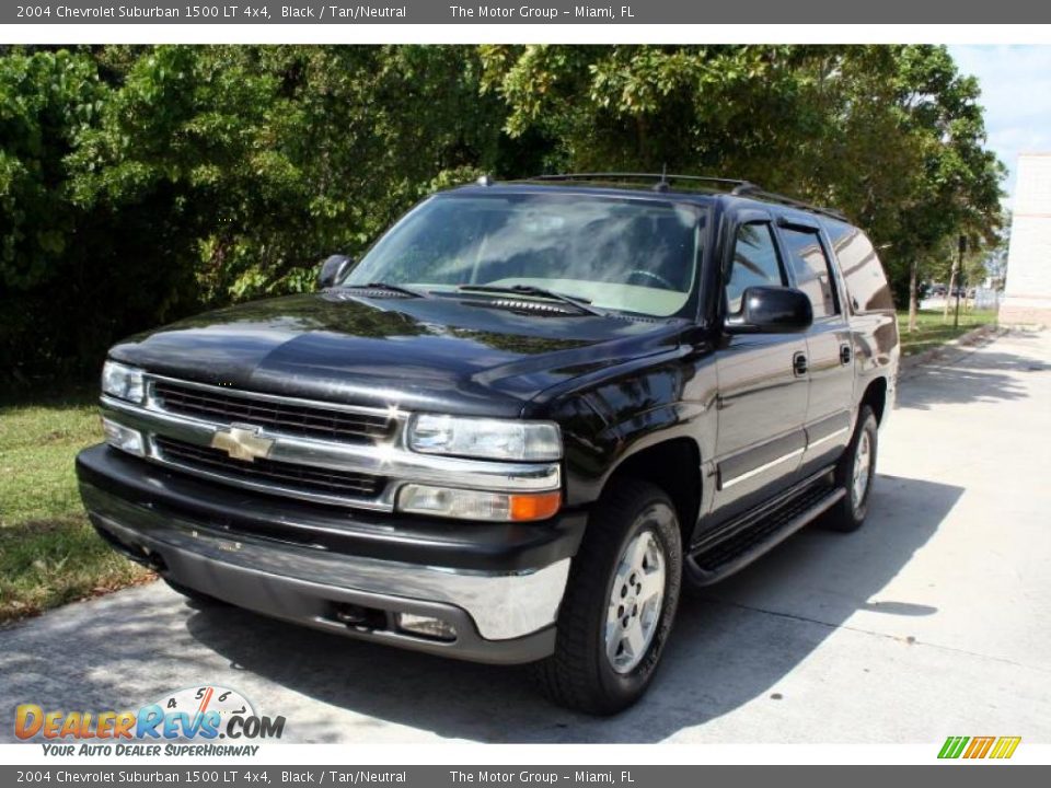 Front 3/4 View of 2004 Chevrolet Suburban 1500 LT 4x4 Photo #1