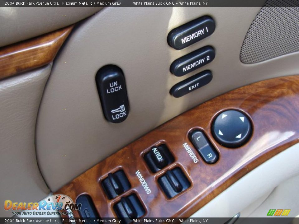 Controls of 2004 Buick Park Avenue Ultra Photo #11