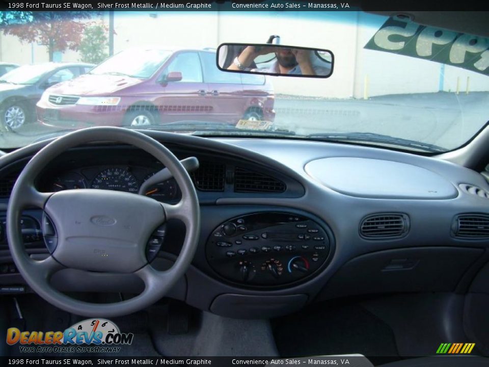 Dashboard of 1998 Ford Taurus SE Wagon Photo #16
