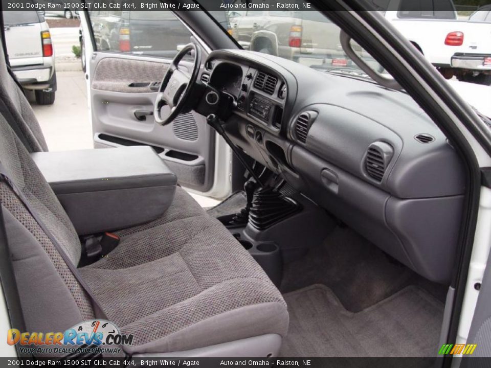 Dashboard of 2001 Dodge Ram 1500 SLT Club Cab 4x4 Photo #17