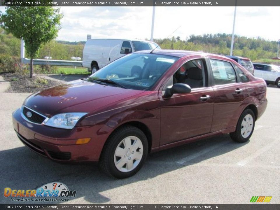 2007 Ford Focus ZX4 SE Sedan Dark Toreador Red Metallic / Charcoal/Light Flint Photo #5