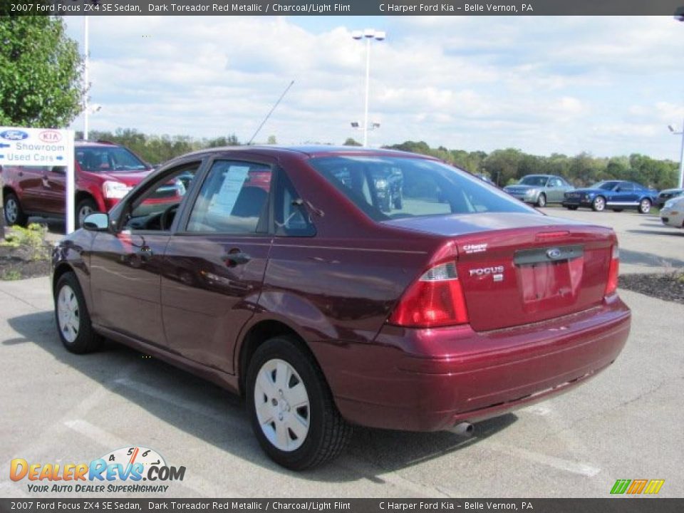 2007 Ford Focus ZX4 SE Sedan Dark Toreador Red Metallic / Charcoal/Light Flint Photo #7