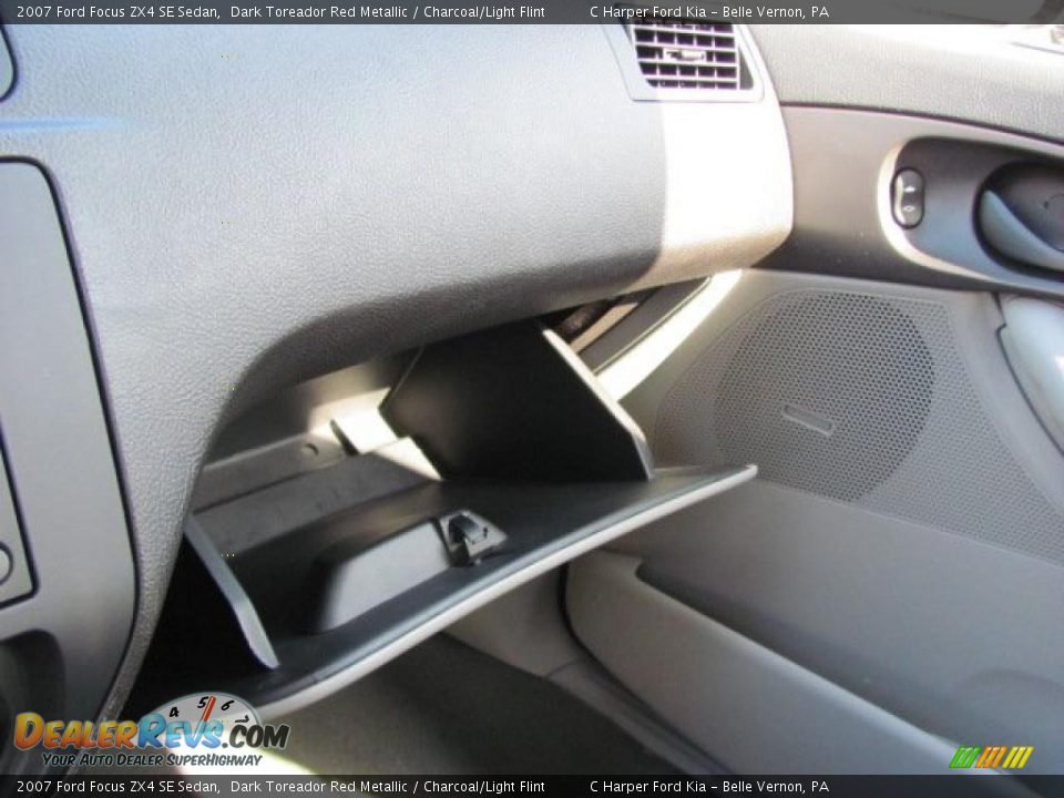 2007 Ford Focus ZX4 SE Sedan Dark Toreador Red Metallic / Charcoal/Light Flint Photo #18