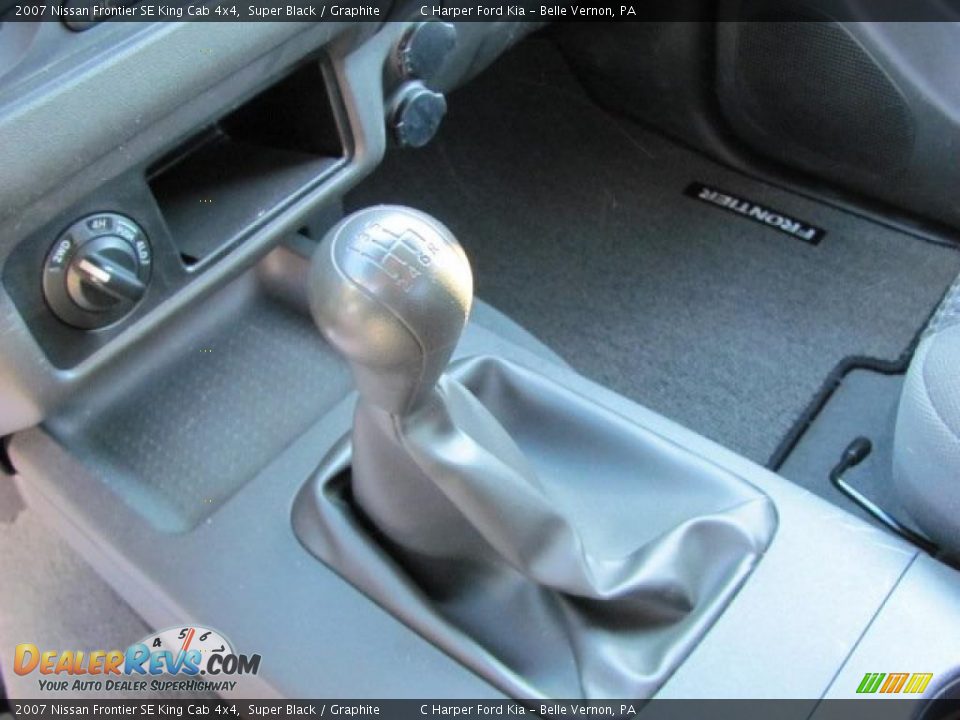 2007 Nissan Frontier SE King Cab 4x4 Shifter Photo #17