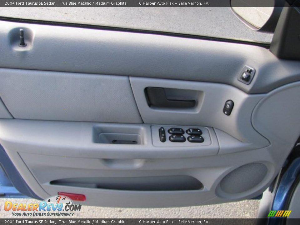 Door Panel of 2004 Ford Taurus SE Sedan Photo #15