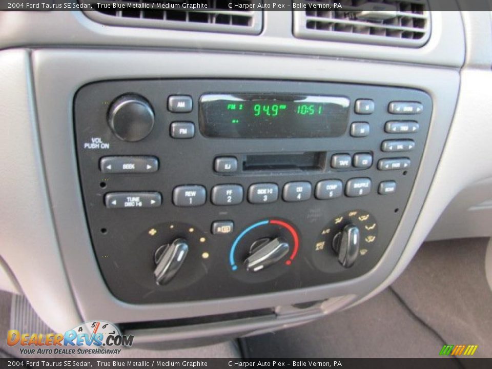 Controls of 2004 Ford Taurus SE Sedan Photo #16