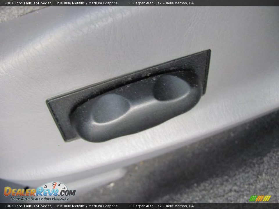 2004 Ford Taurus SE Sedan True Blue Metallic / Medium Graphite Photo #18