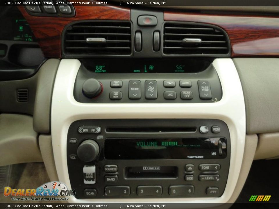 Controls of 2002 Cadillac DeVille Sedan Photo #16