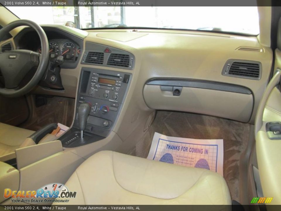 Dashboard of 2001 Volvo S60 2.4 Photo #13