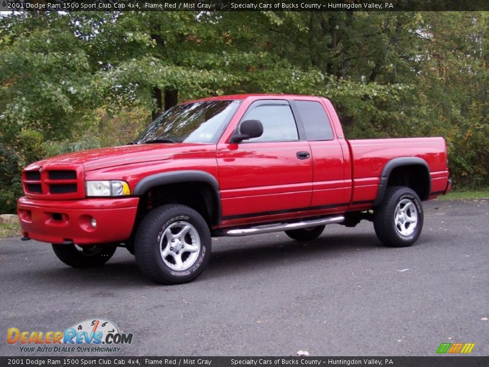2001 Dodge Ram 1500 Sport Club Cab 4x4 Flame Red / Mist Gray Photo #1