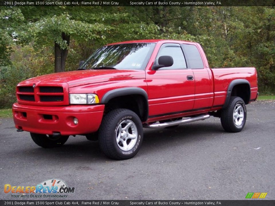 2001 Dodge Ram 1500 Sport Club Cab 4x4 Flame Red / Mist Gray Photo #2