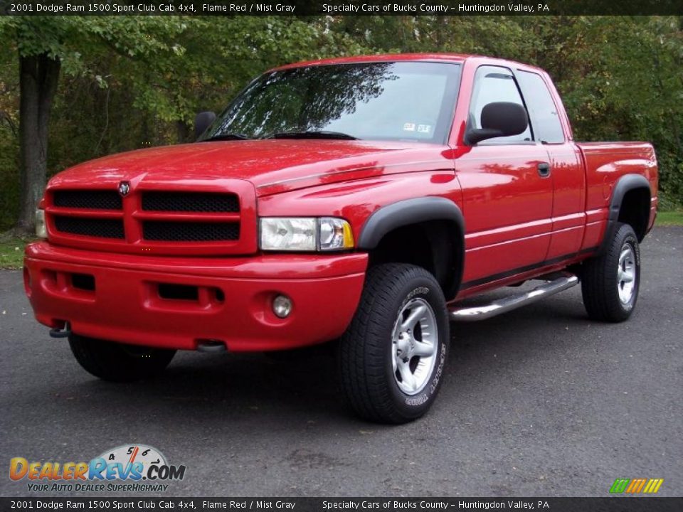 2001 Dodge Ram 1500 Sport Club Cab 4x4 Flame Red / Mist Gray Photo #3