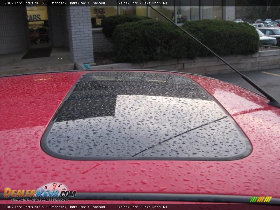 2007 Ford Focus ZX5 SES Hatchback Infra-Red / Charcoal Photo #17