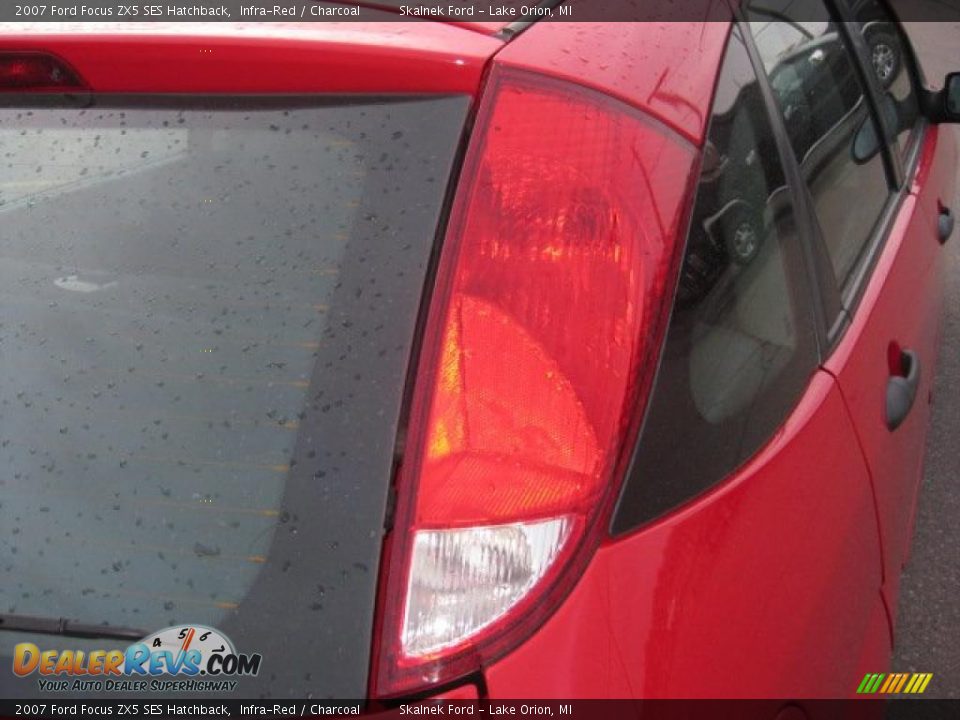 2007 Ford Focus ZX5 SES Hatchback Infra-Red / Charcoal Photo #18