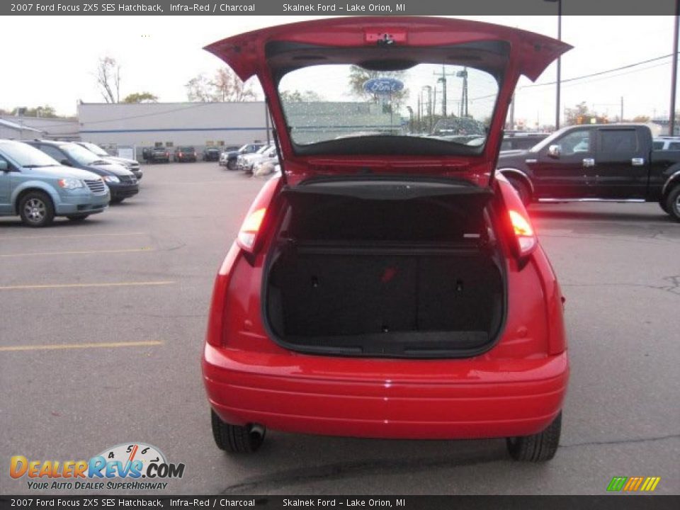 2007 Ford Focus ZX5 SES Hatchback Infra-Red / Charcoal Photo #20