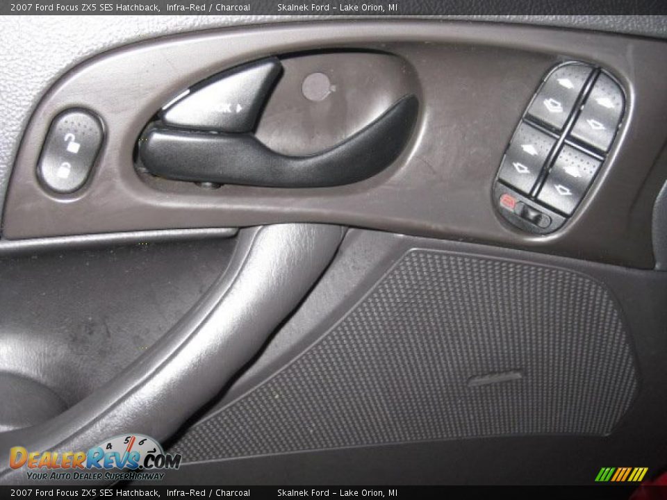 2007 Ford Focus ZX5 SES Hatchback Infra-Red / Charcoal Photo #23