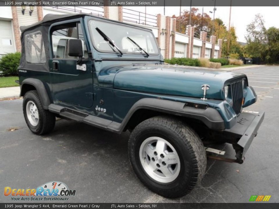 Front 3/4 View of 1995 Jeep Wrangler S 4x4 Photo #8