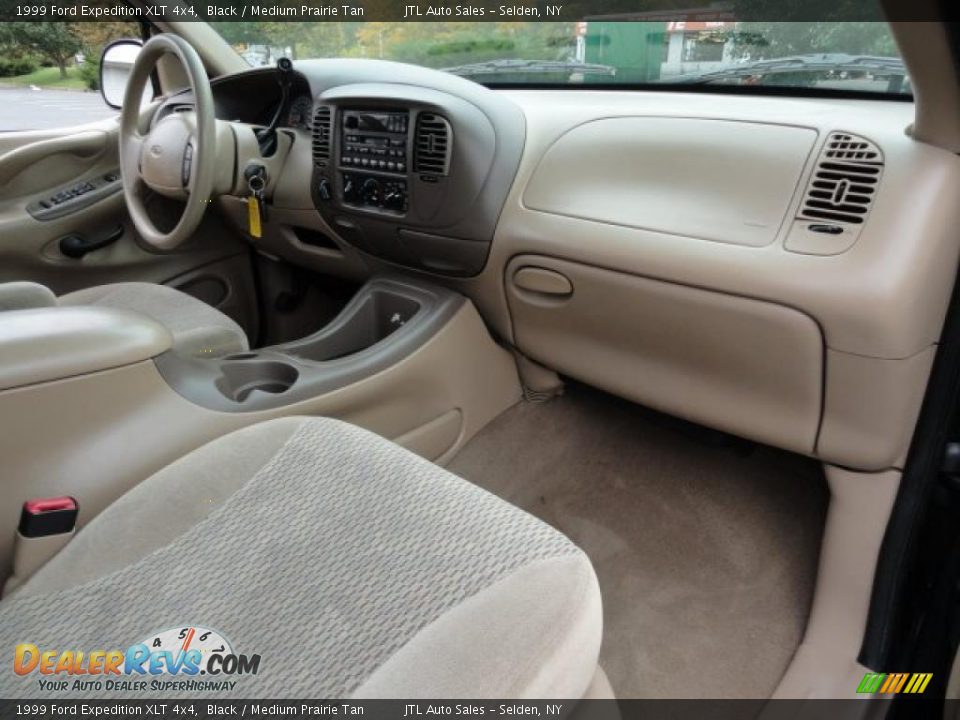 Dashboard of 1999 Ford Expedition XLT 4x4 Photo #13