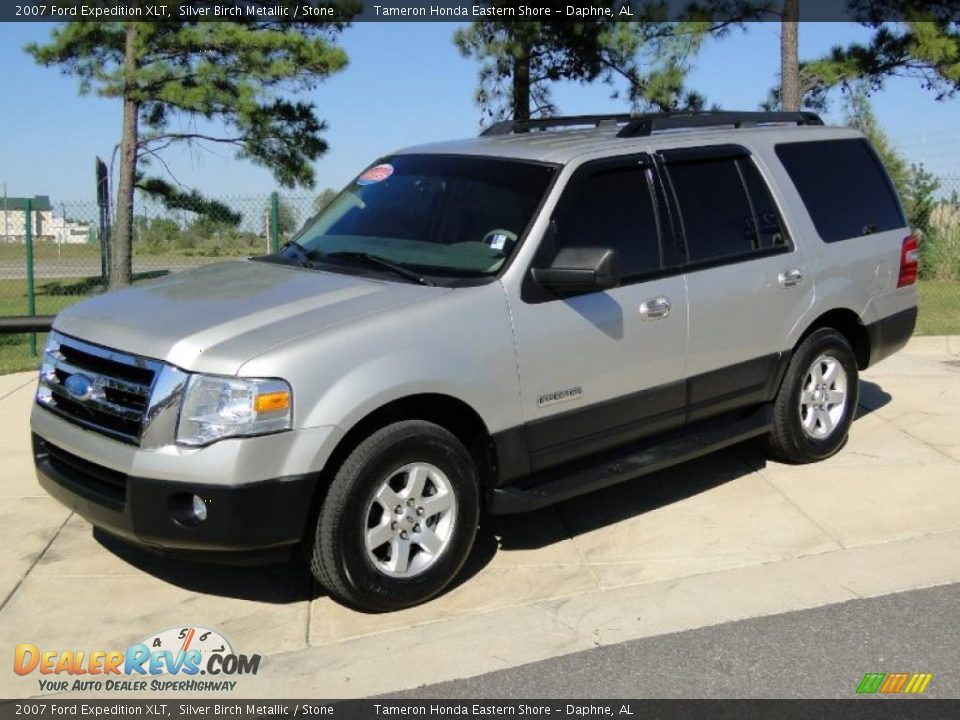 Front 3/4 View of 2007 Ford Expedition XLT Photo #10