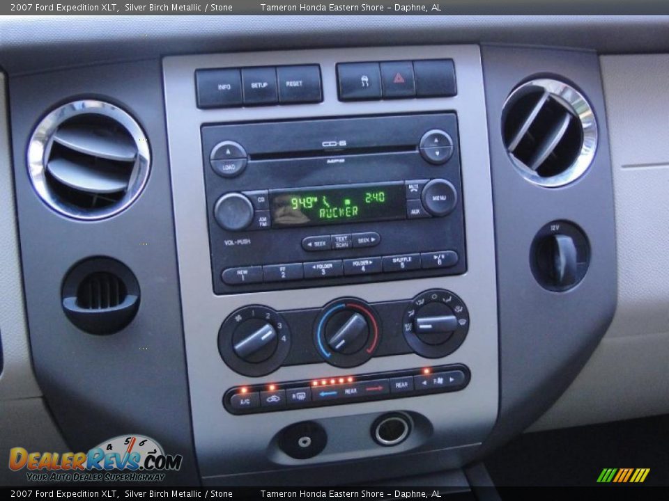 Controls of 2007 Ford Expedition XLT Photo #19