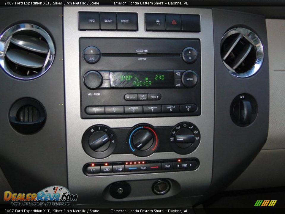 Controls of 2007 Ford Expedition XLT Photo #21