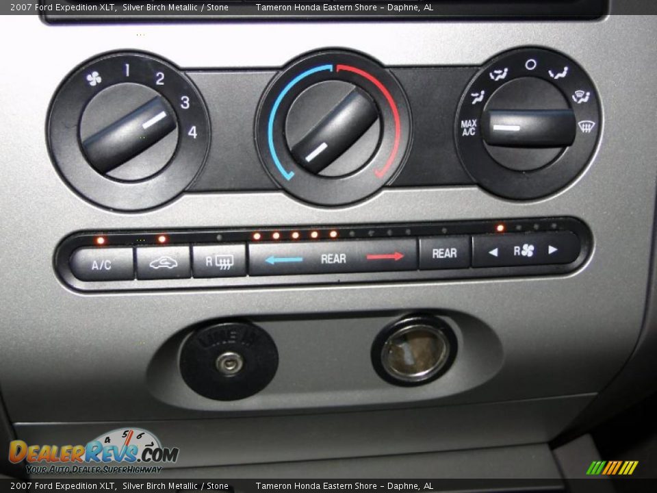 Controls of 2007 Ford Expedition XLT Photo #22